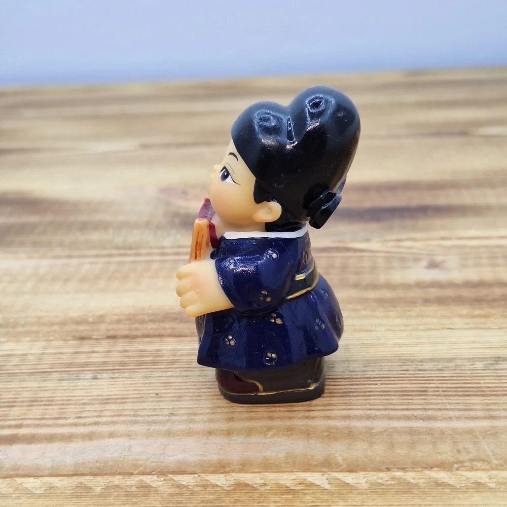 Authentic Japanese Souvenirs‎ Girl figurine 2.5